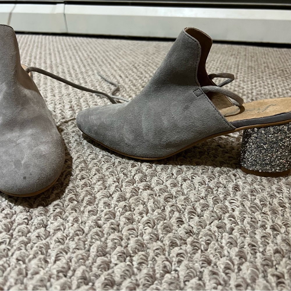 NEW FREE PEOPLE genuine leather and suede glitter heal mules. Size 39